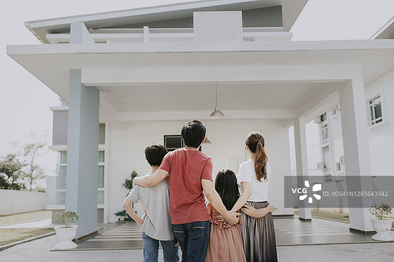 亚洲家庭搬入新家欣赏新房图片素材