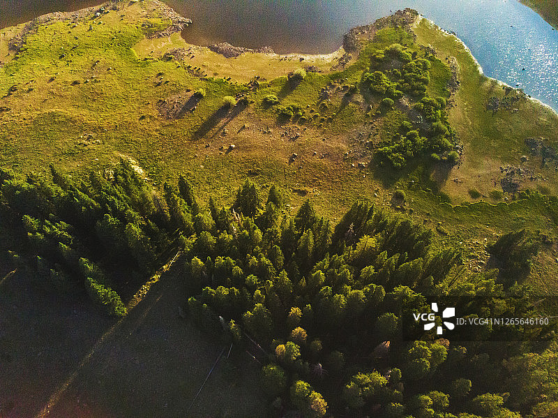 无人机视角下的山顶湖泊和树木图片素材