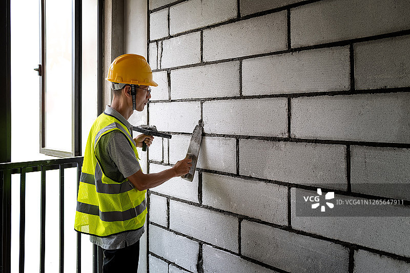 工作中年的男性泥水匠图片素材