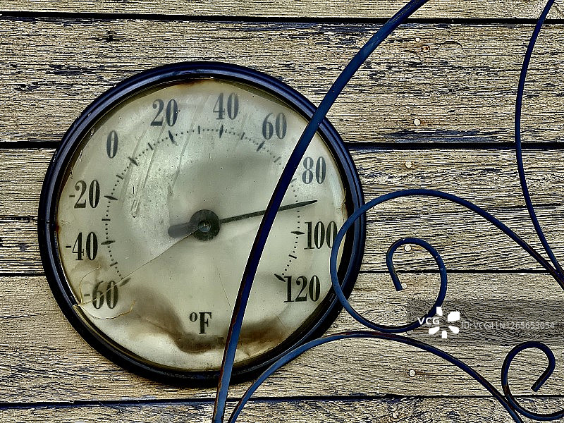 老旧木制建筑上的复古温度计图片素材