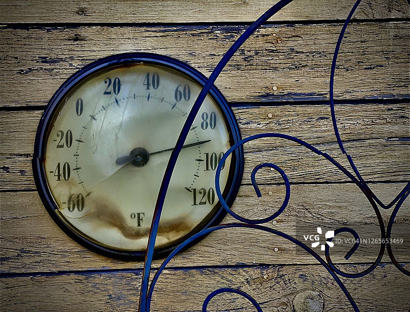 老旧木制建筑上的复古温度计图片素材