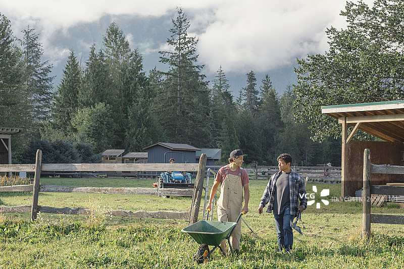 农民和儿子在工作时交谈图片素材