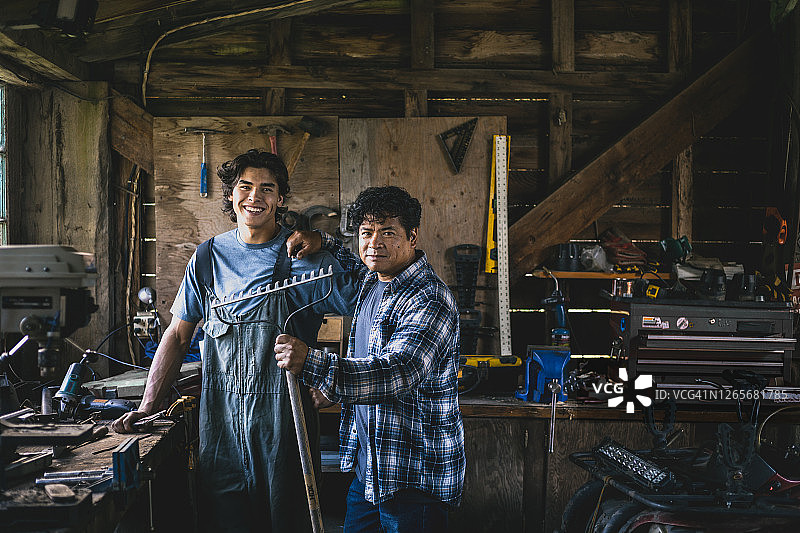 父亲和儿子在工作室的肖像图片素材