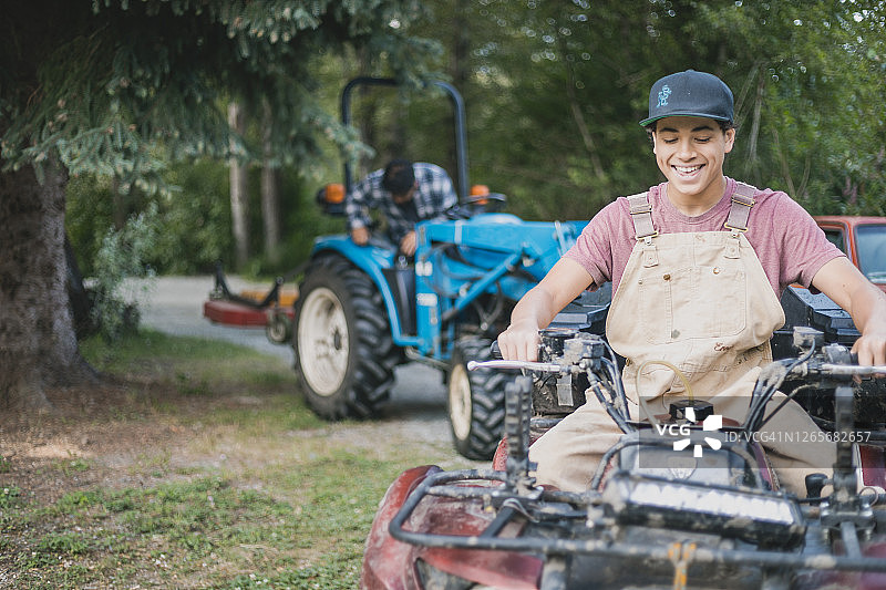 青少年农民驾驶四轮摩托车图片素材