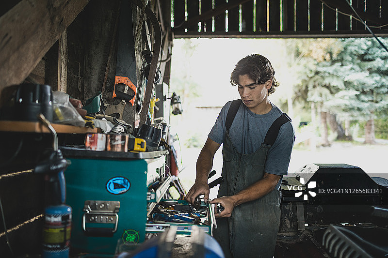 年轻的农民正在拿工具图片素材