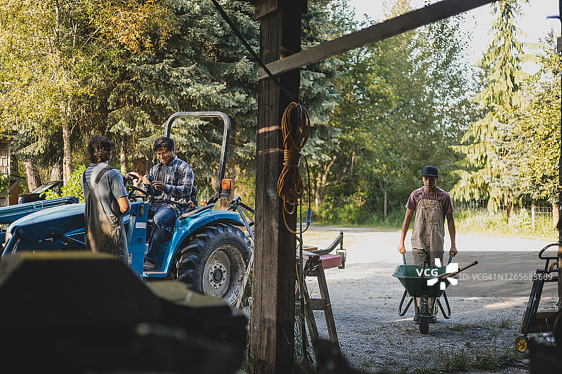 农户一家为一天做准备图片素材