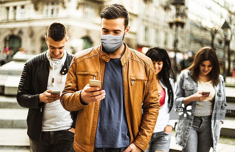 在城市中查看接触者追踪应用程序的朋友图片素材