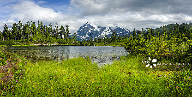 贝克山希瑟牧场地区风景如画的中心湖泊图片素材