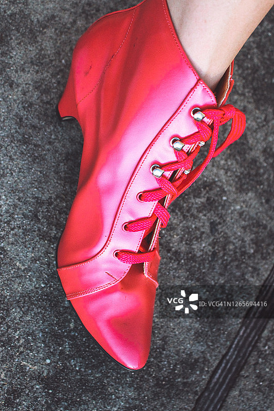 80年代风格粉色靴子图片素材