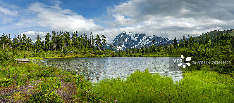 贝克山希瑟牧场地区风景如画的中心湖泊图片素材