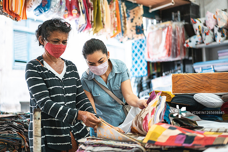 在新冠疫情期间购买纸巾的女人图片素材