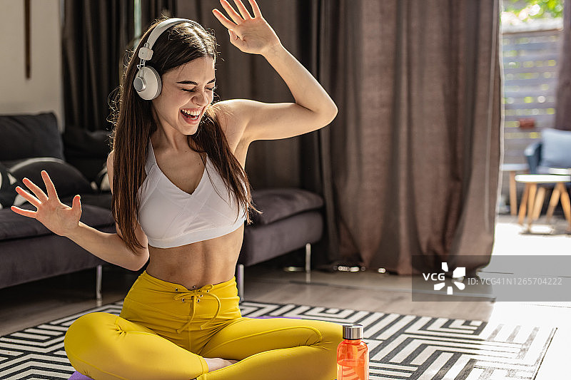 年轻女子在家中练习和听音乐图片素材
