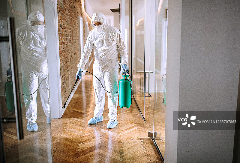 新冠疫情期间的办公室消毒图片素材