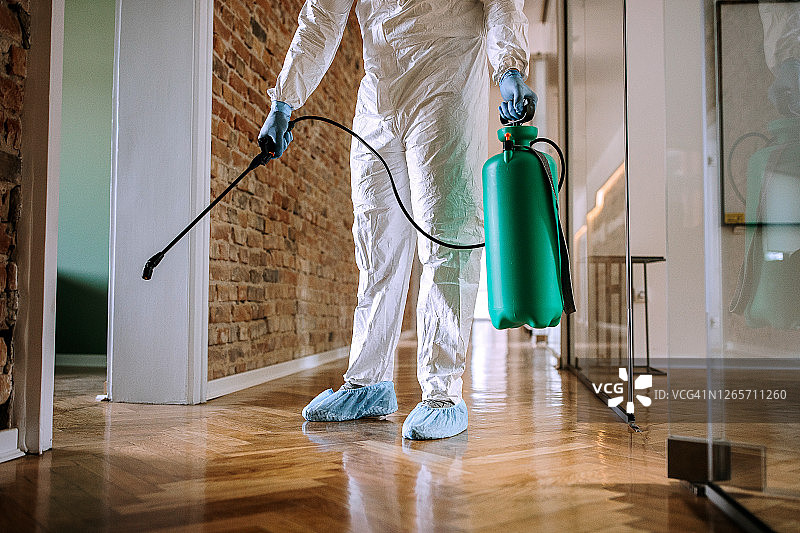 新冠病毒疫情期间办公室消毒图片素材