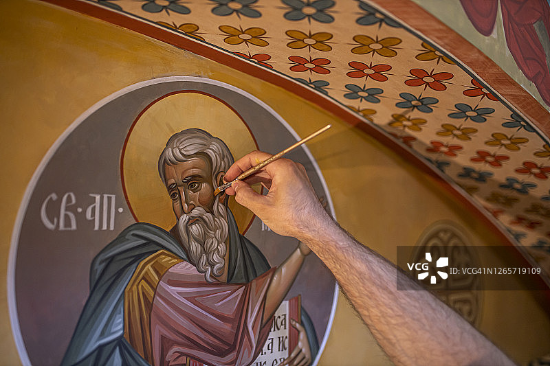 画家完成东正教堂墙壁壁画的细节图片素材