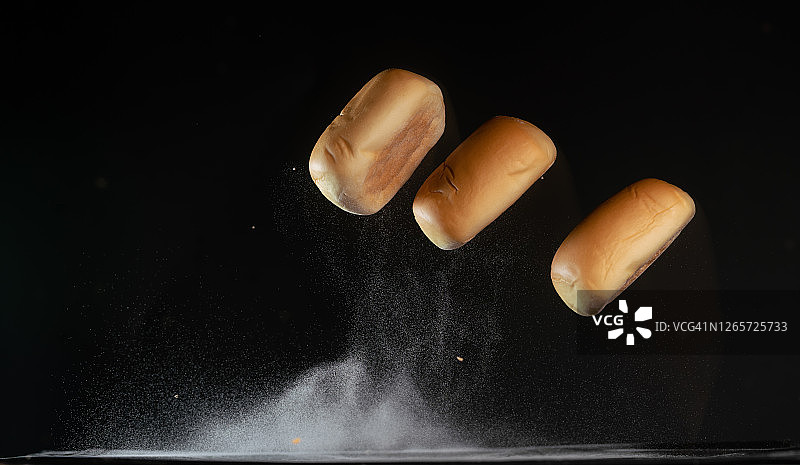 高速摄影捕捉到的漂浮小面包图片素材