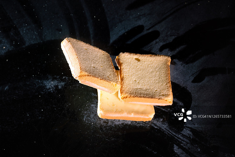 烤面包片黄油空中飞舞图片素材