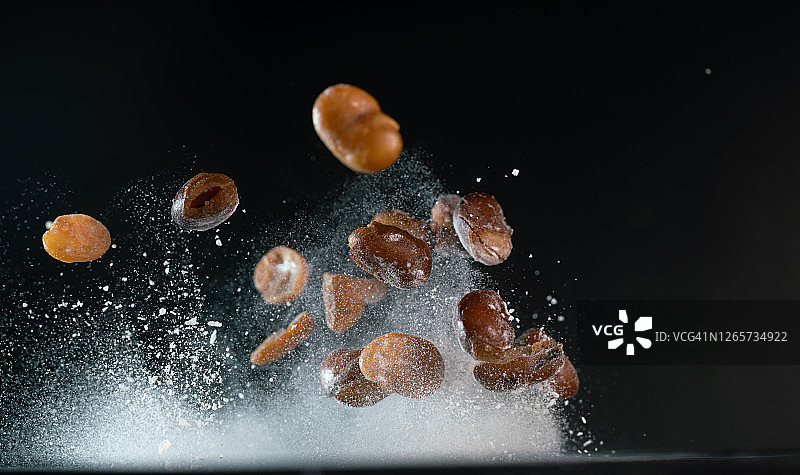 高速快门捕捉的跳跃的豆子图片素材