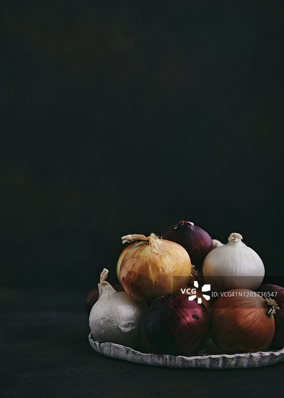 深色背景上的多种红、黄、白洋葱图片素材