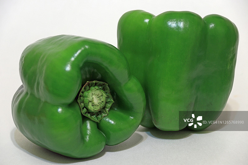 白色背景下的两个绿色甜椒特写图片素材