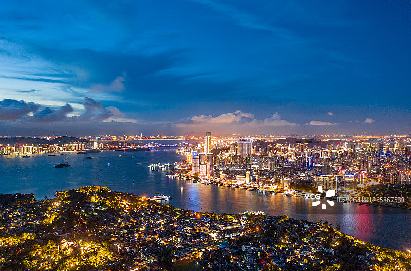中国厦门鼓浪屿及鹭江道夜景图片素材