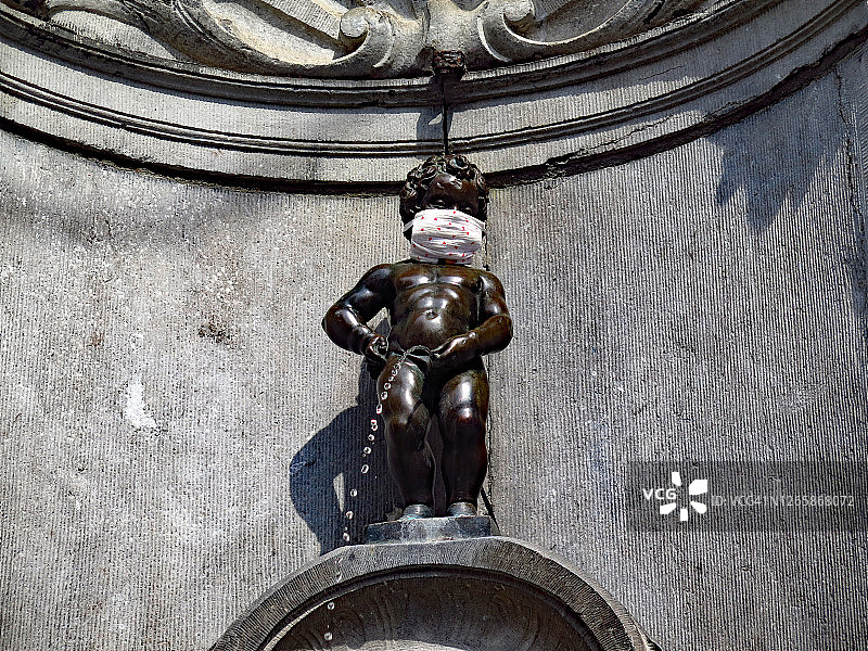 布鲁塞尔的穿防护口罩的撒尿小童，应对新冠疫情图片素材