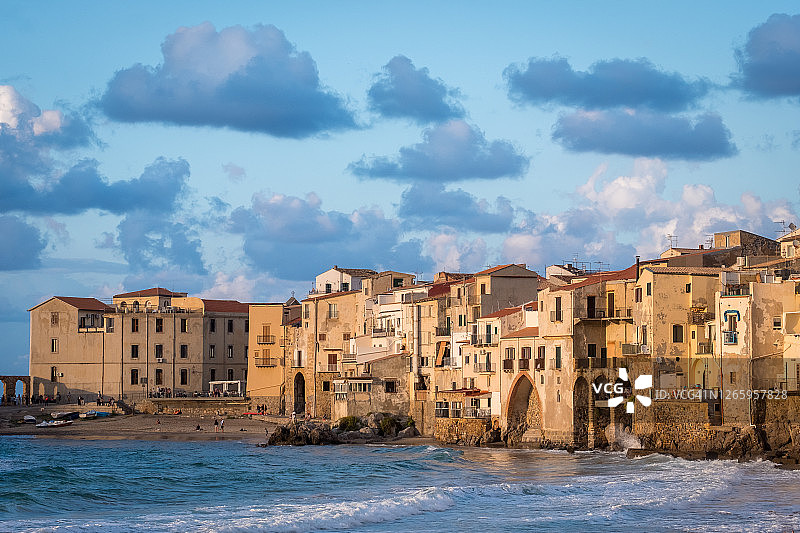 日落时分西西里岛切法卢的中世纪房屋和第勒尼安海海滨图片素材