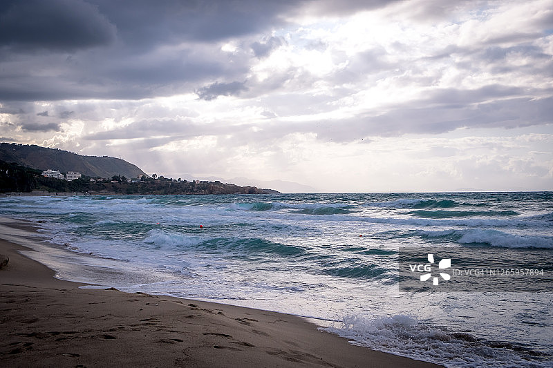 切法卢，西西里岛日落时分美丽的海景和云彩图片素材