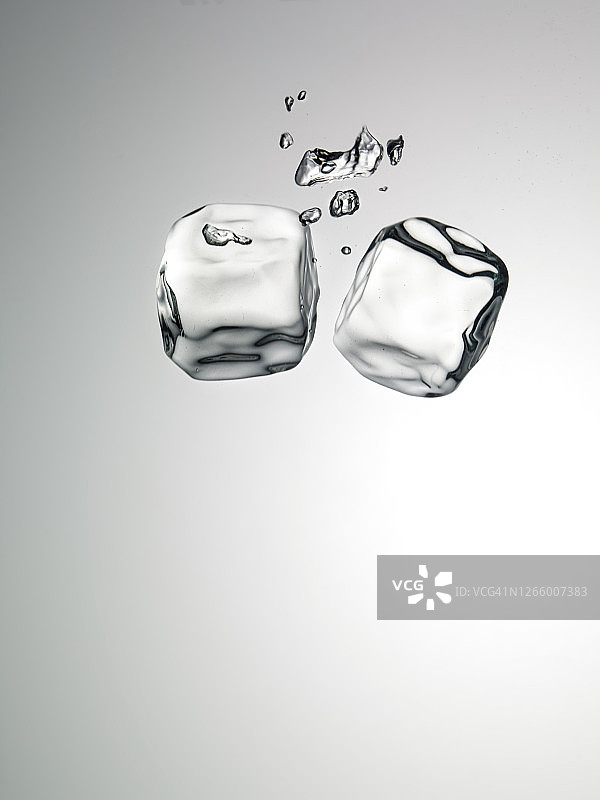 水中的冰块图片素材