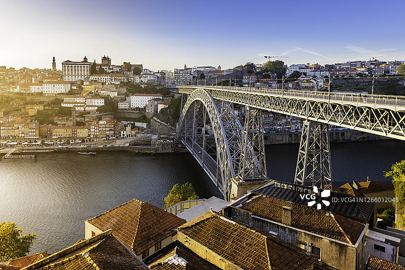 波尔图的里贝拉河畔与路易一世大桥日落图片素材