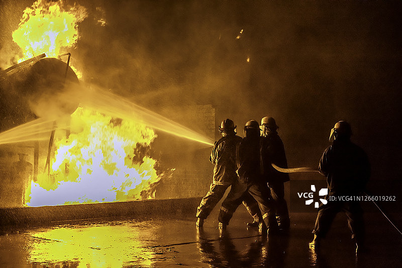 消防员扑灭工业火灾图片素材