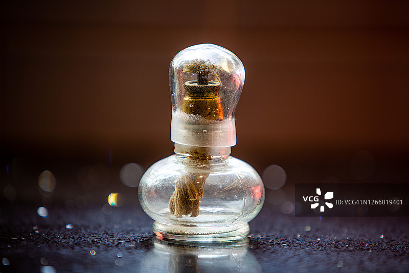 老式玻璃酒精灯图片素材
