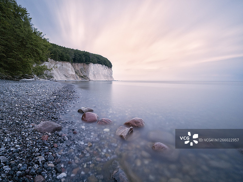 德国吕根岛海岸与施图本卡默白垩悬崖背景图片素材