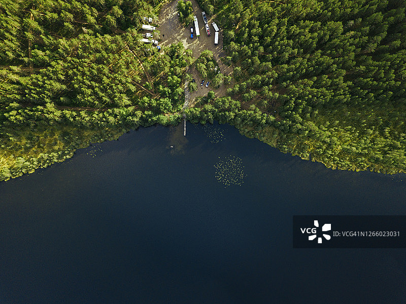 俄罗斯彼得罗扎沃茨克州卡累利阿，森林湖附近的停车场鸟瞰图图片素材
