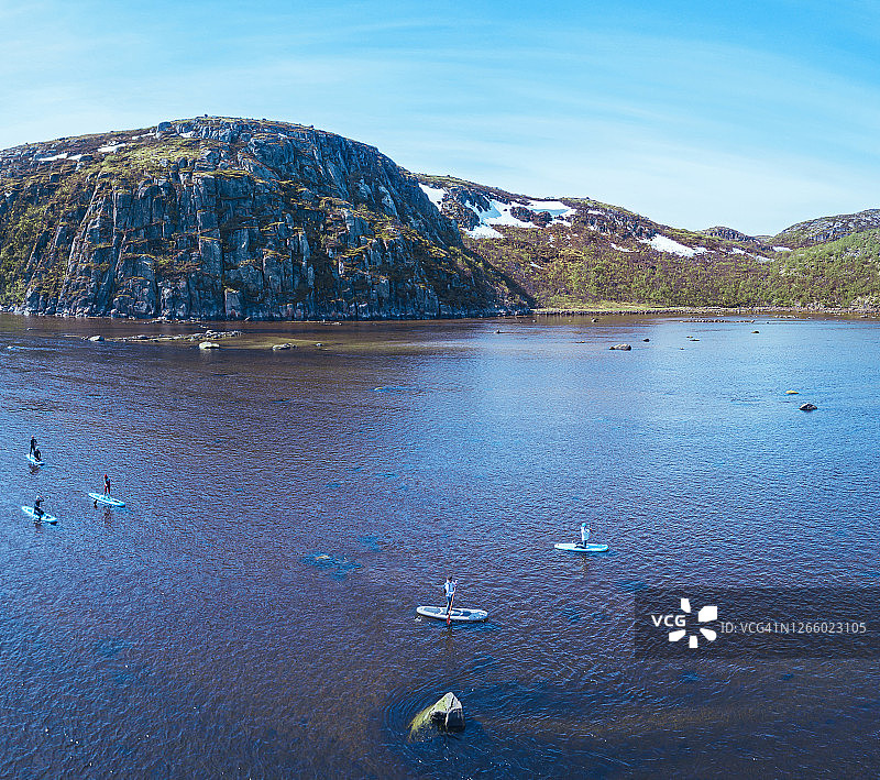 俄罗斯摩尔曼斯克州捷里别尔卡河上的桨板冲浪者航拍图片素材