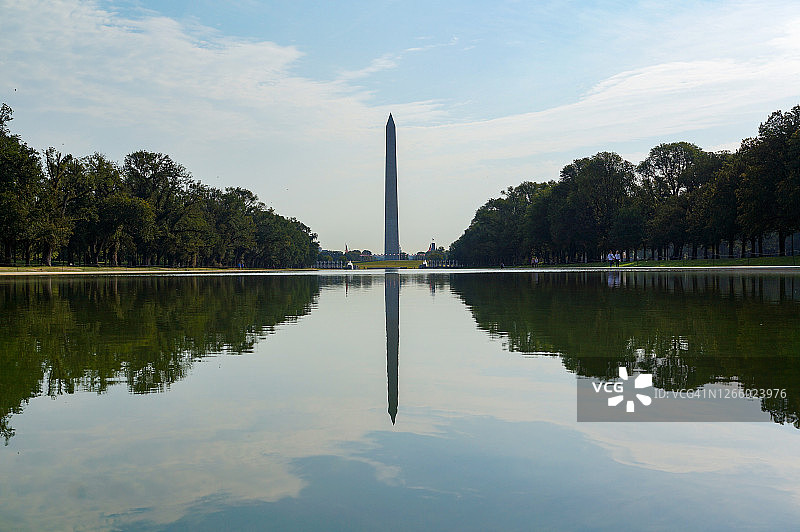 带有林肯纪念堂倒影池的华盛顿纪念碑图片素材