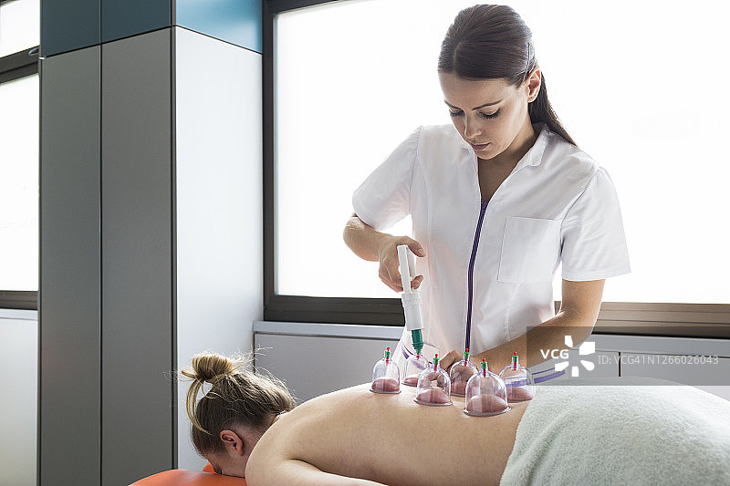 背部拔罐疗法图片素材