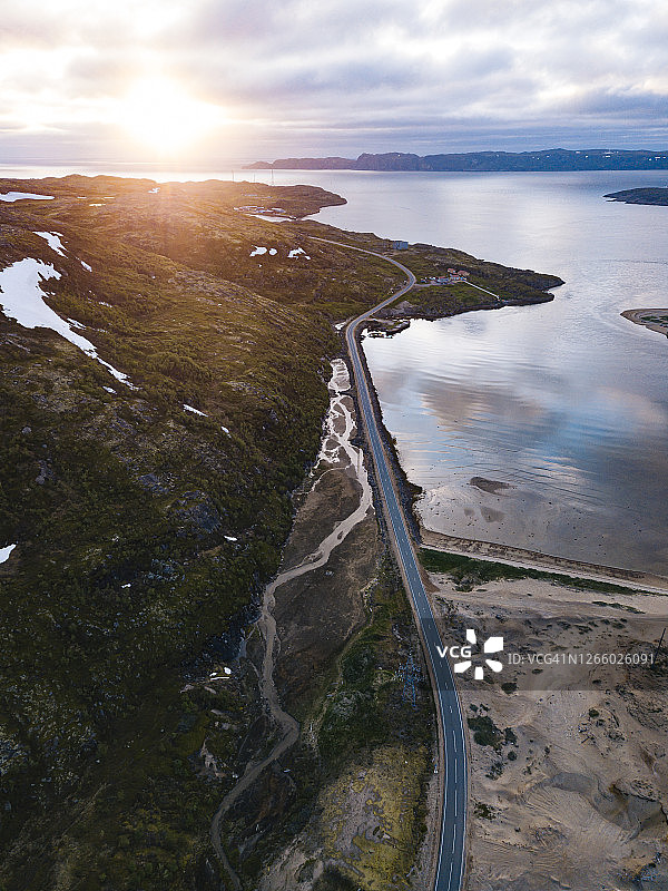 俄罗斯摩尔曼斯克州捷里别尔卡，日落时分的沿海公路鸟瞰图片素材