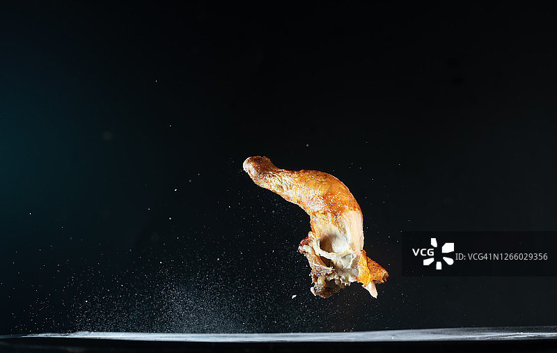 高速同步拍摄的飞行鸡腿图片素材