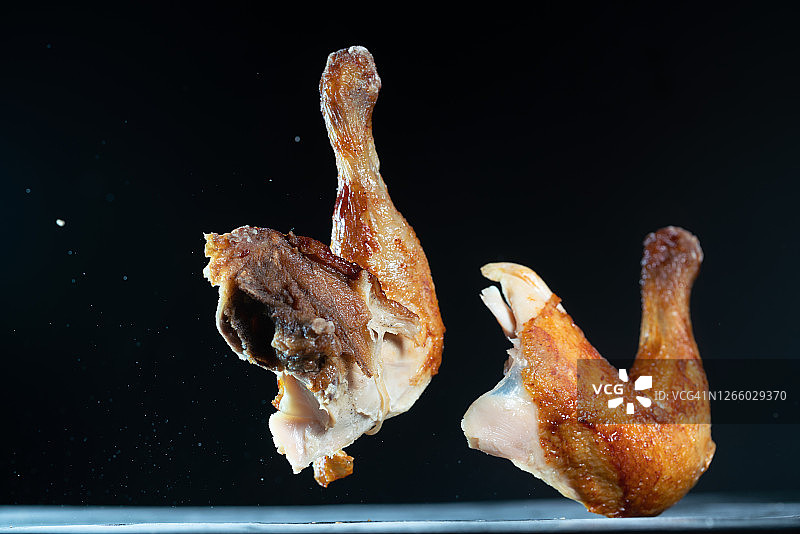 高速同步拍摄的飞行鸡腿图片素材