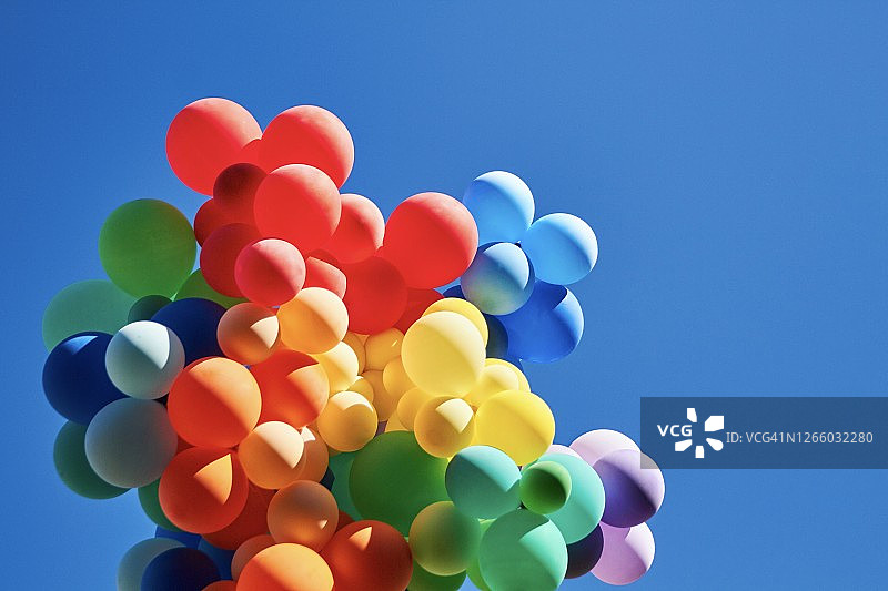 彩虹色的气球图片素材