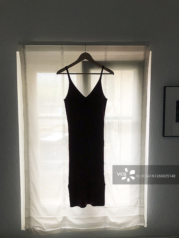 窗前的长袍图片素材