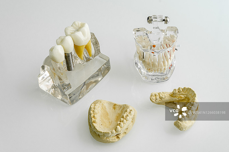 桌子上的人类颌骨与假牙图片素材