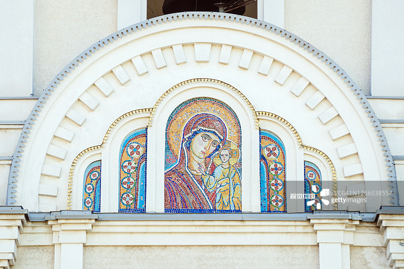 东正教教堂外墙上的喀山圣母像马赛克图片素材