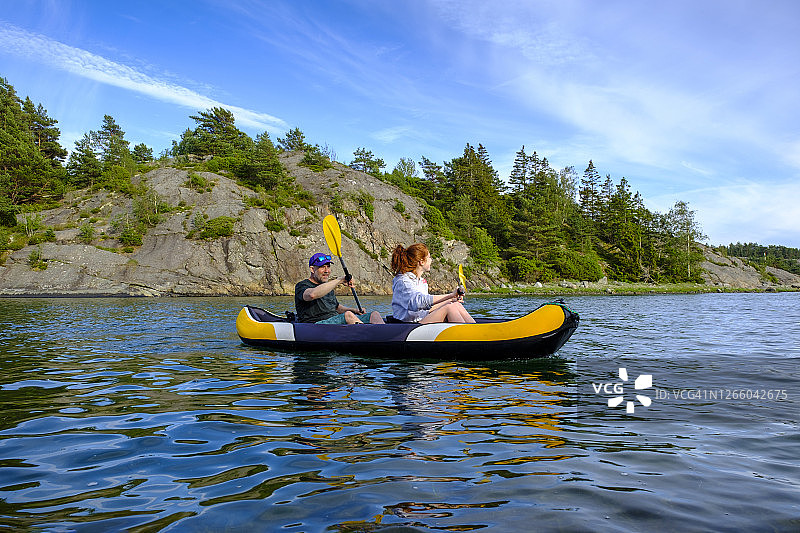 瑞典西约塔兰省，Kyrkesund，人们在Lilla Askeron岛海岸附近划皮划艇图片素材