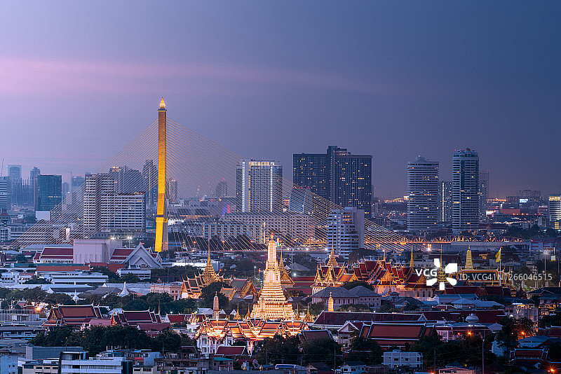 曼谷夜景：拉玛八世桥、玉佛寺、郑王庙图片素材
