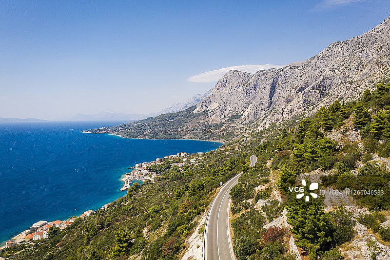 克罗地亚德弗尼克和马卡尔斯卡之间沿海公路的壮丽航拍景色图片素材