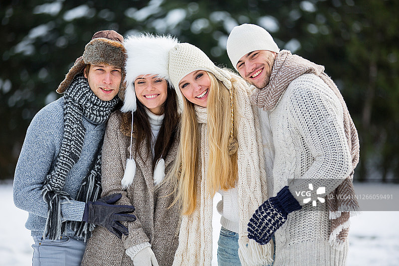 一群年轻人在大自然中玩耍图片素材