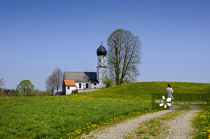 德国巴伐利亚巴特海尔布伦，少女走在乡村土路上图片素材