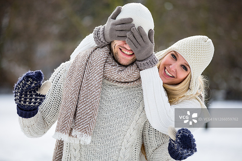 相爱的年轻夫妇在户外玩耍图片素材